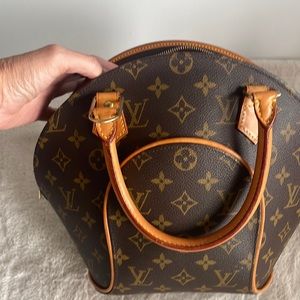 Louis Vuitton Ellipse PM Monogram Handbag. Natural cowhide leather trim.